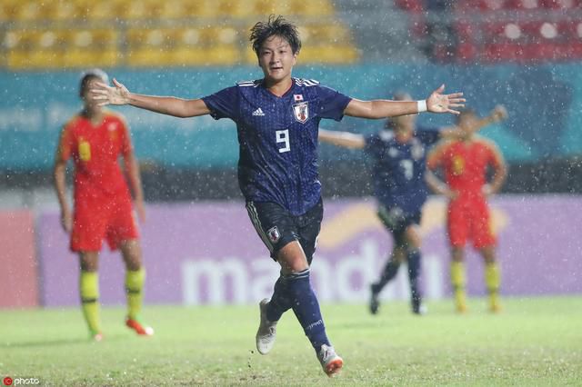 美女玩尿口