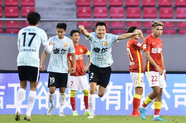 从孤儿院走廊的一把匕首单挑30人，到与成龙硬碰硬的终极对决，梁家辉硬是用凌厉的动作戏就诠释出了一个刀刀见血的狠辣反派。