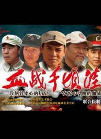 当天，周润发一身黑色的运动装扮，戴着帽子和口罩。